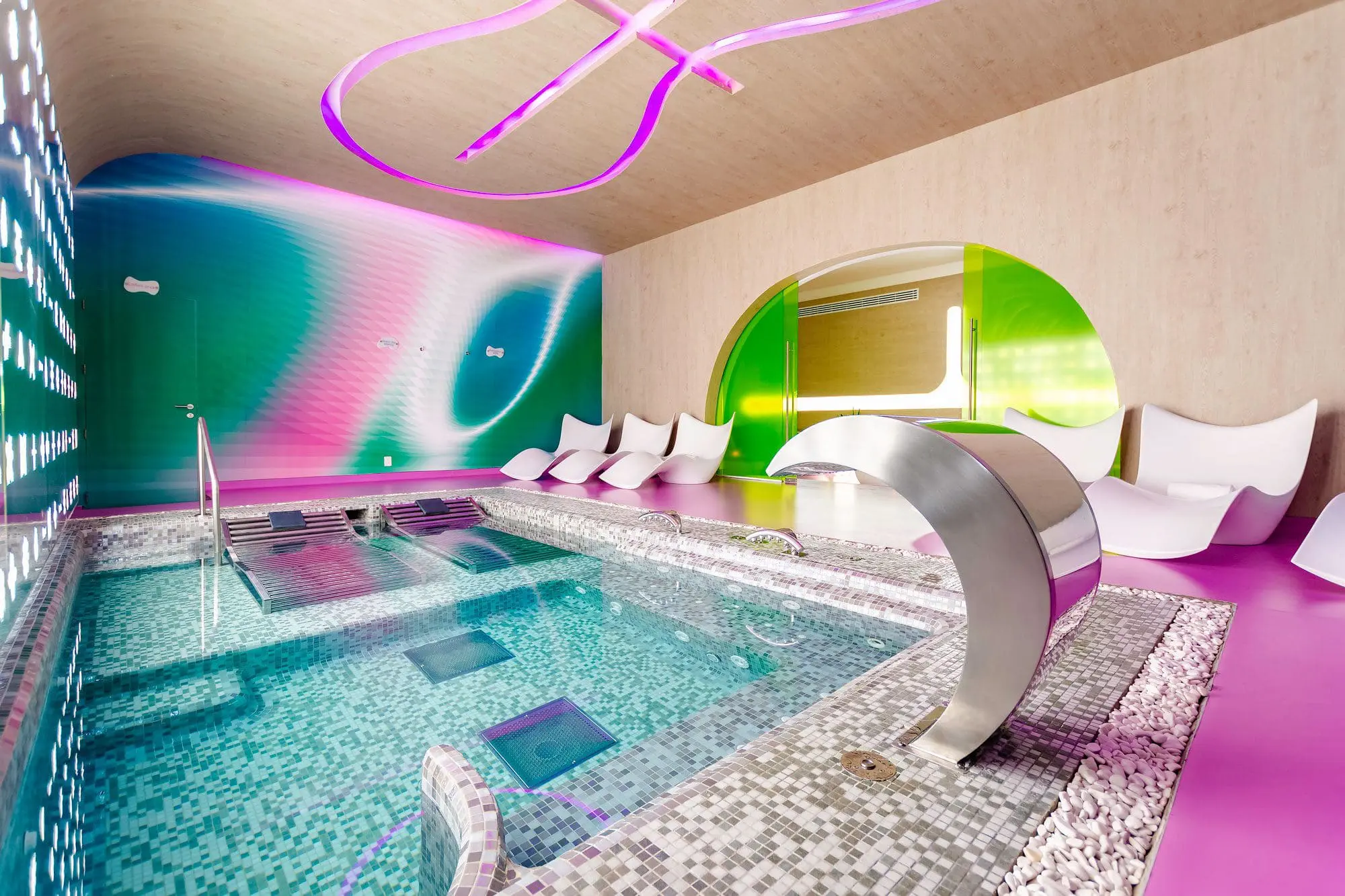 vondom-mobiliario-de-diseño-tumbona-surf-temptation-cancun-resort-karim-rashid-(4)