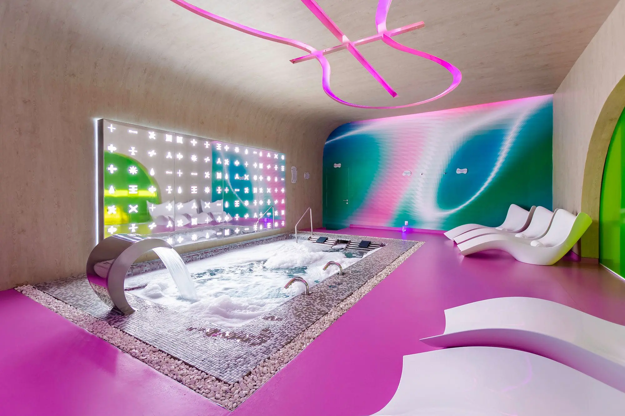 vondom-mobiliario-de-diseño-tumbona-surf-temptation-cancun-resort-karim-rashid-(5)