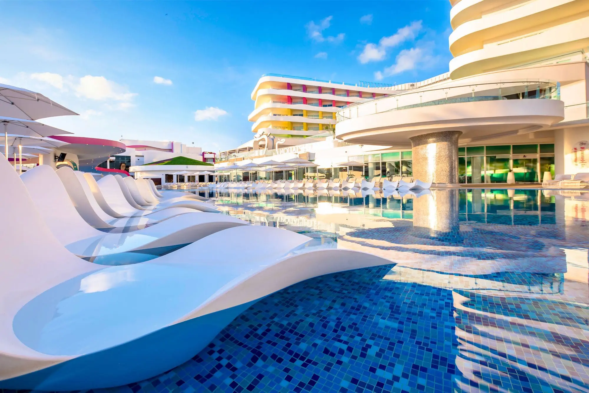 vondom-mobiliario-de-diseño-tumbona-surf-temptation-karim-rashid-(1)