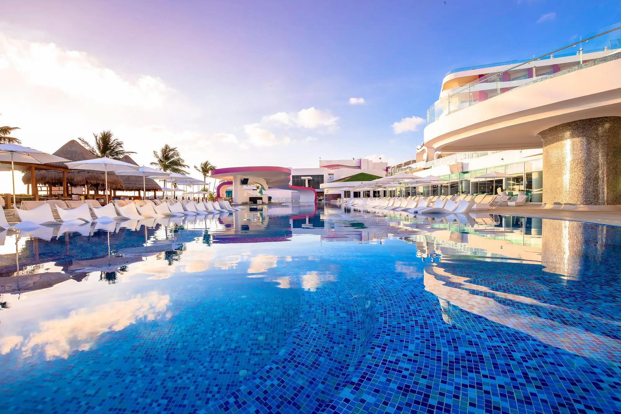 vondom-mobiliario-de-diseño-tumbona-surf-temptation-karim-rashid-(2)