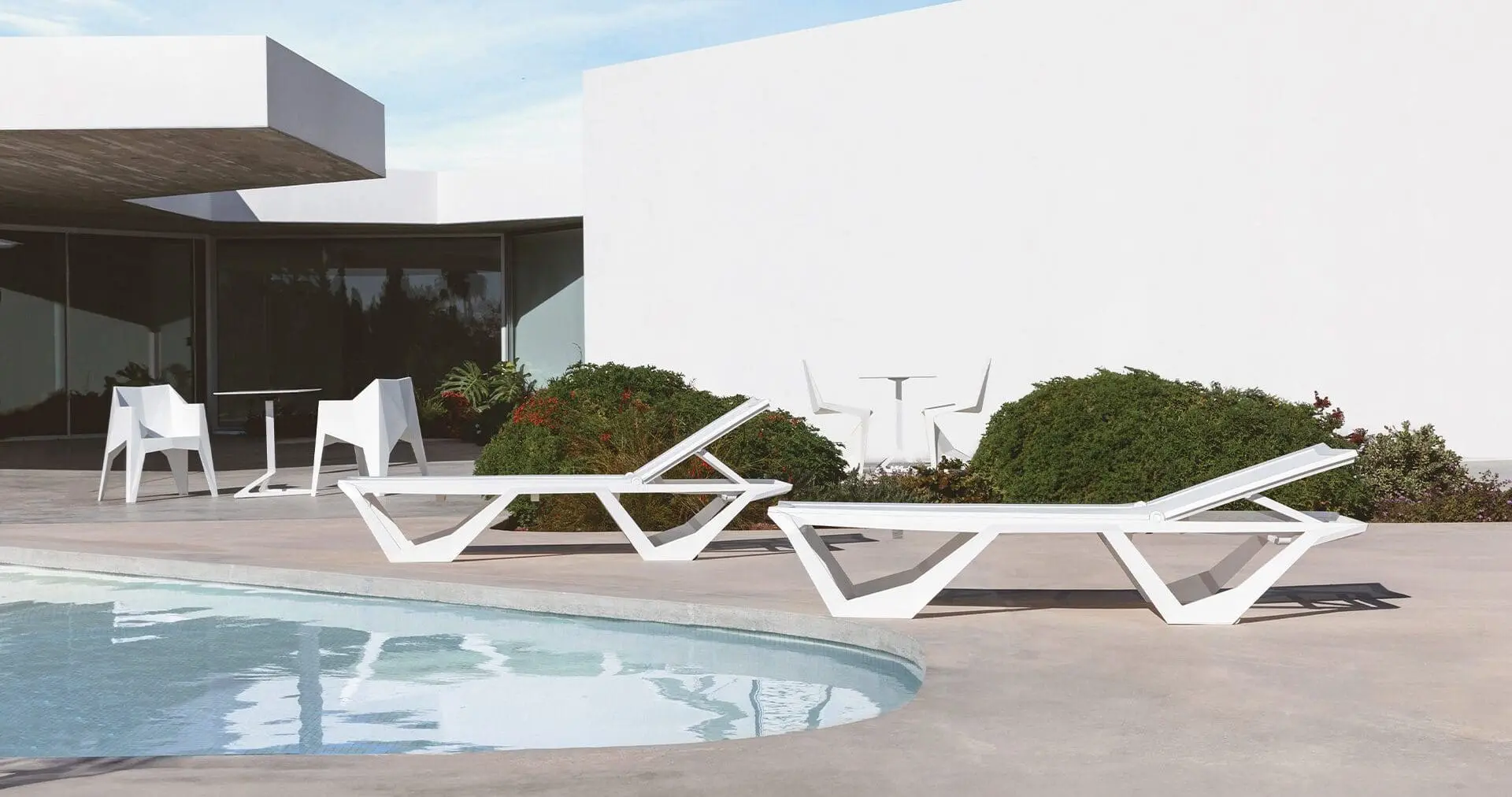 Vondom | Tumbonas apilables: reinventando la relajación al exterior