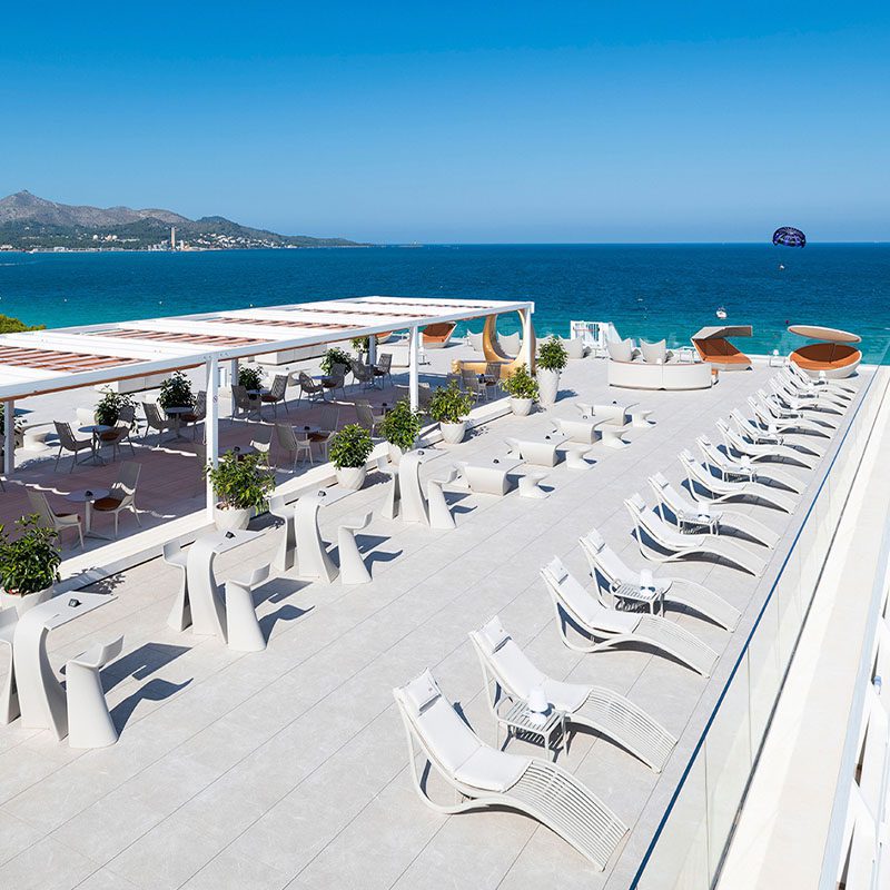 Mobiliario de exterior contract tumbonas Ibiza, taburete y mesa Wing, y macetas Vases, mobiliario para hostelería de Vondom