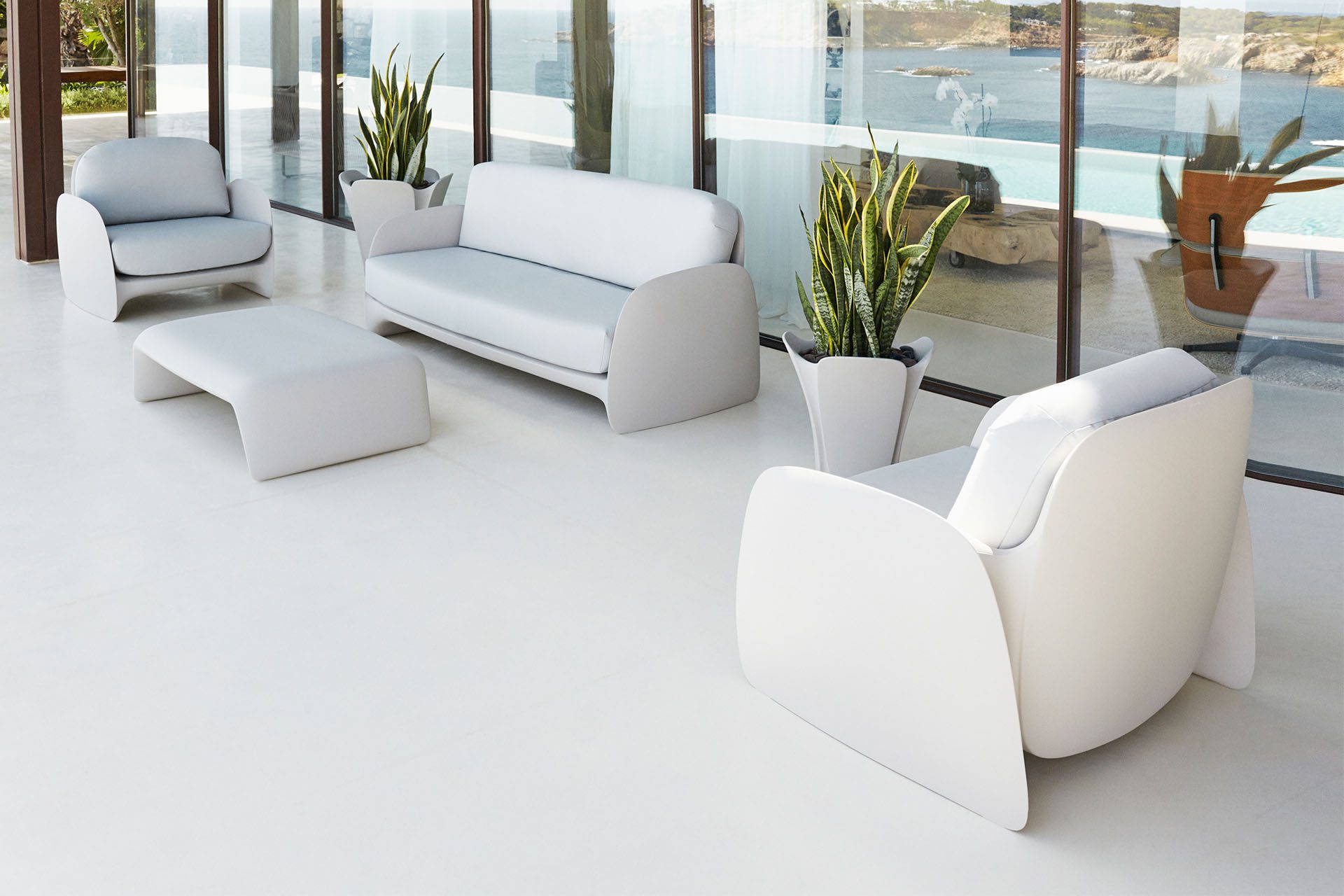 Pezzettina armchairs, sofa, table and planters Vondom