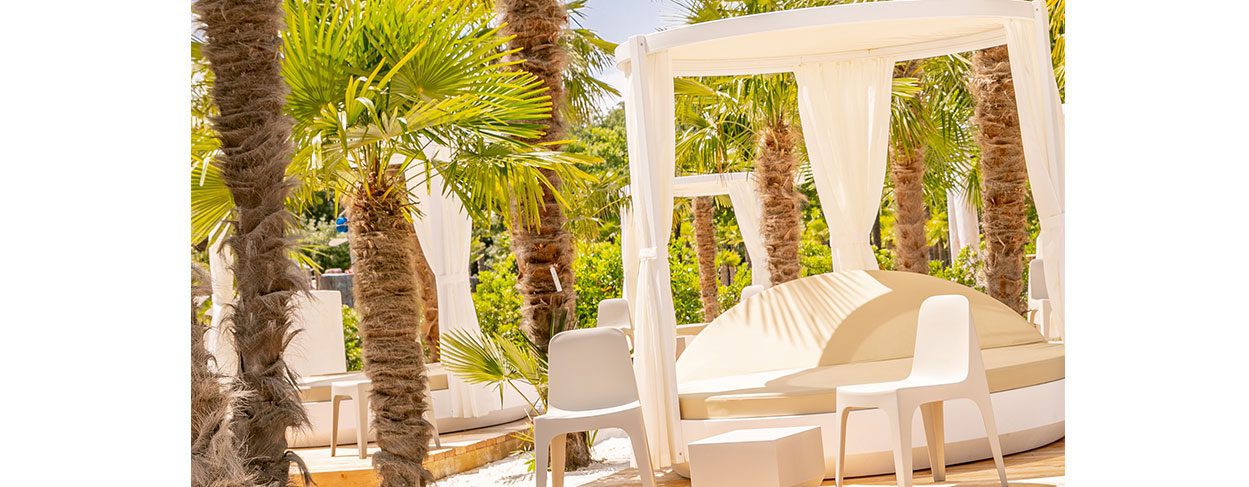 Exclusive outdoor furniture Vela daybed and Solid chairs by Vondom