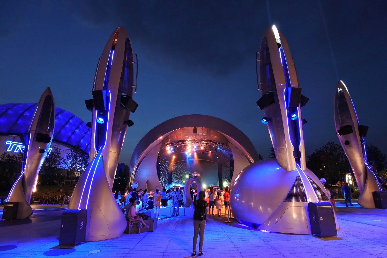 vondom-avant-garde-furniture-shanghai-disneyland (3)