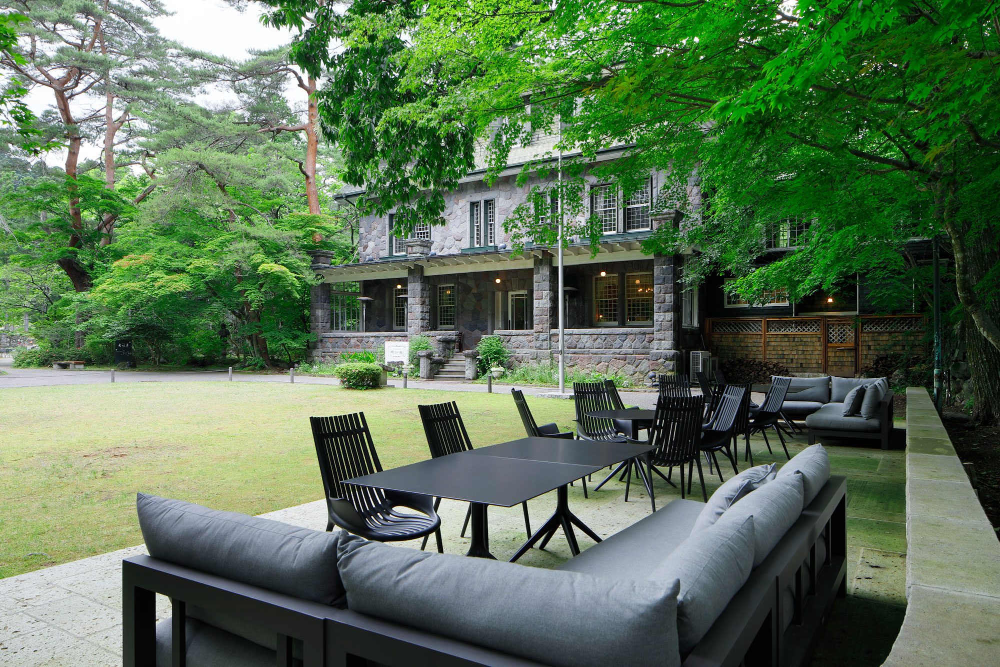 vondom-contract-furniture-armchair-ibiza-eugeni-quitllet-restaurante-Meiji-no-Yakata-4