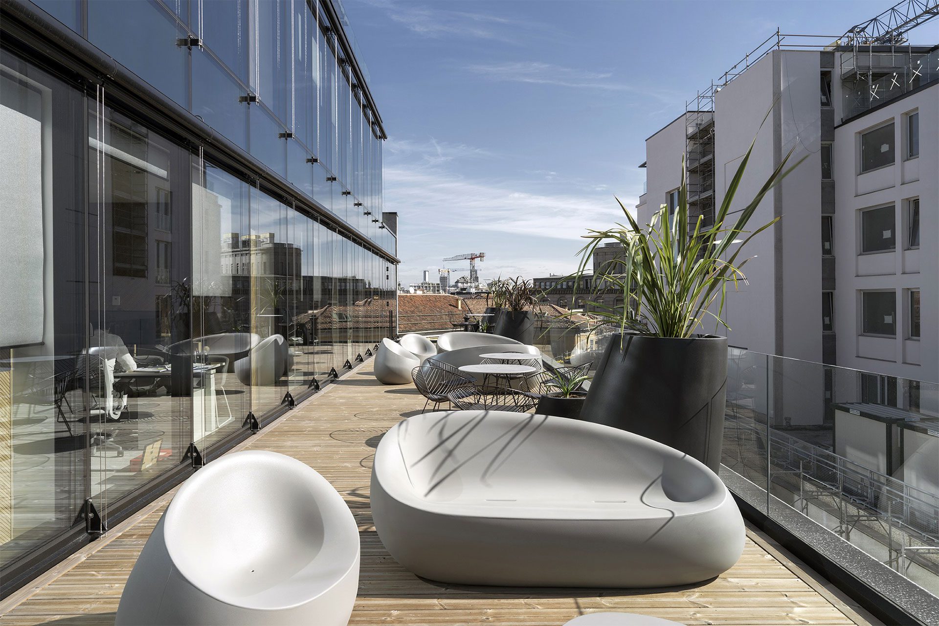 vondom-outdoor-furniture-armchair-sofa-coffee-table-planter-stones (3)