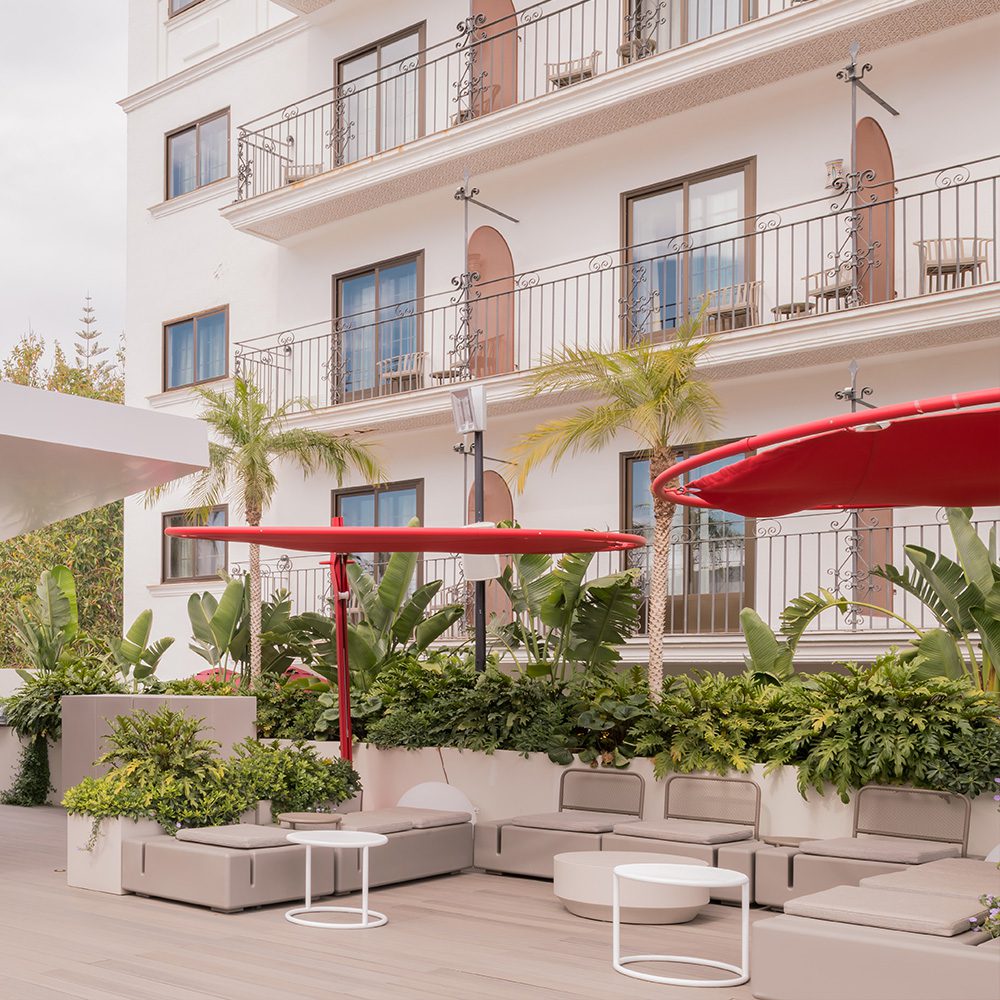 Vondom x Hard Rock Marbella | Mobiliario de exterior mediterráneo, sofá modular Kes