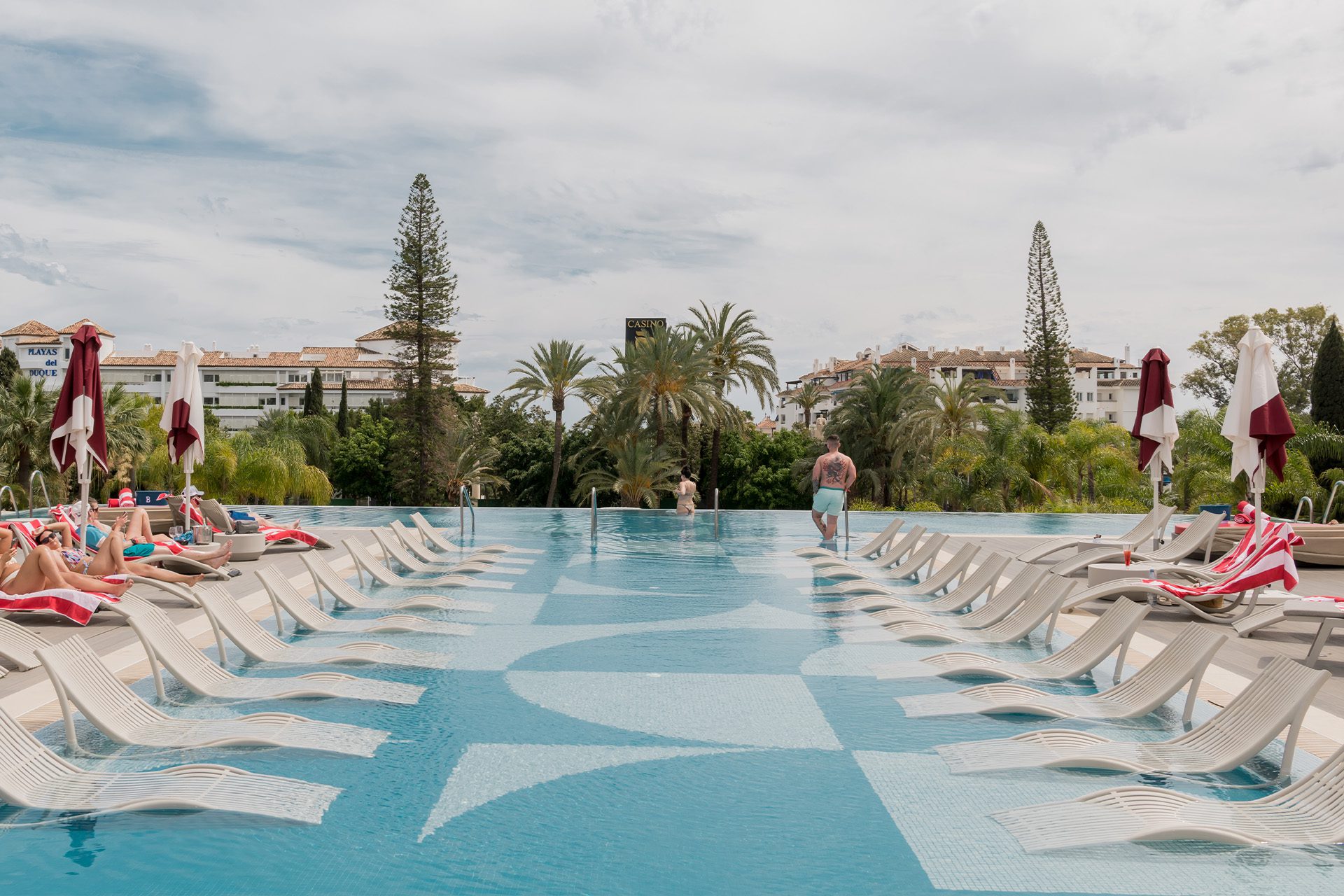 Vondom x Hard Rock Marbella | Mobiliario de exterior mediterráneo, tumbonas Ibiza