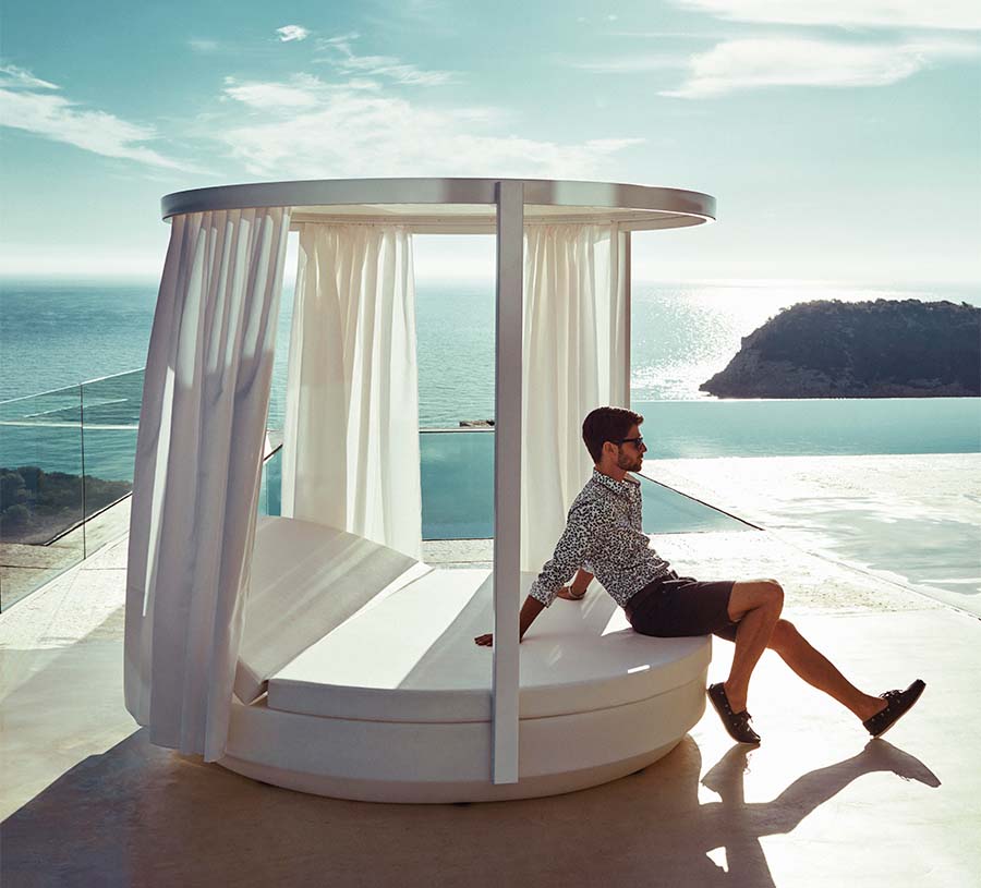 Vela daybed designed by Ramon Esteve Vondom