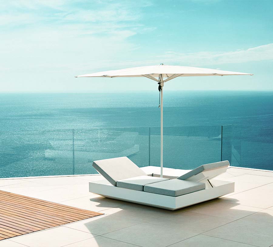 Vela daybed designed by Ramon Esteve Vondom