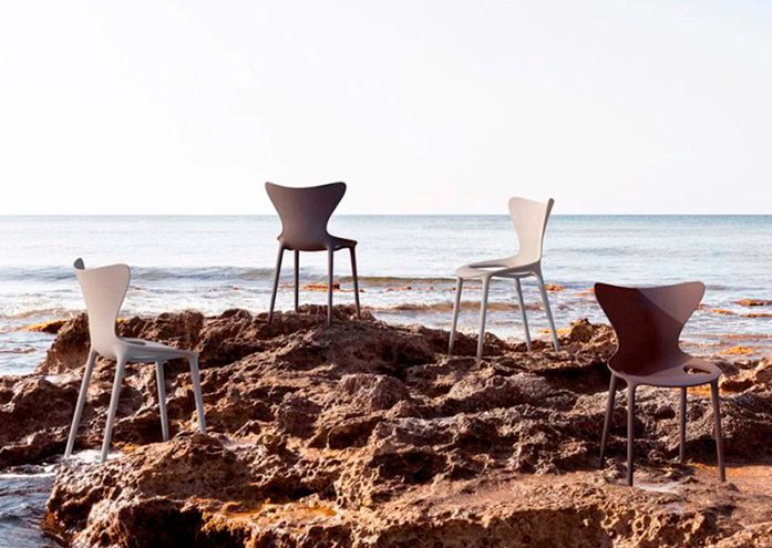 softness of vondom suave by marcel wanders blurs in and outdoor boundaries