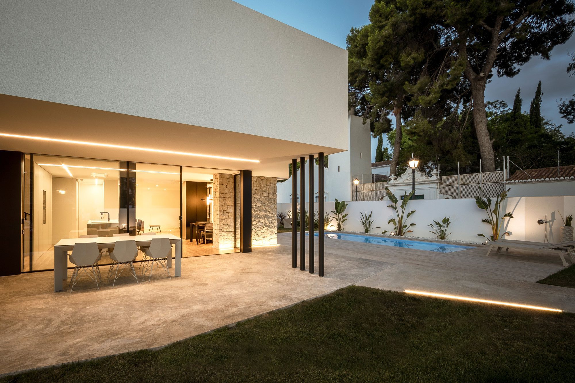 Residential project with outdoor furniture Ibiza chairs and Frame table by Vondom