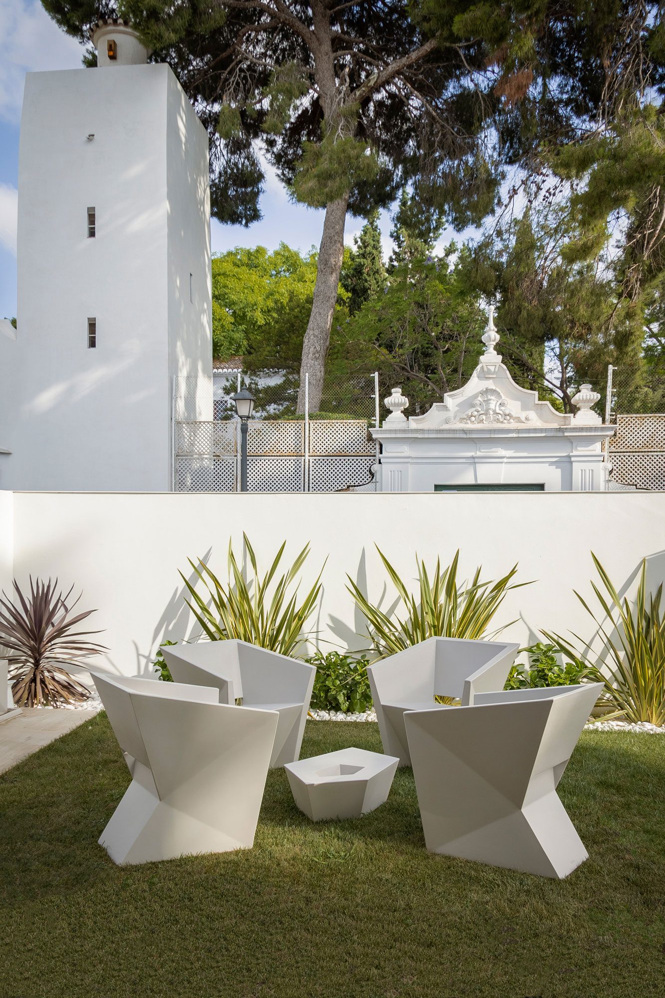 Residential project with outdoor furniture Faz armchairs and table by Vondom
